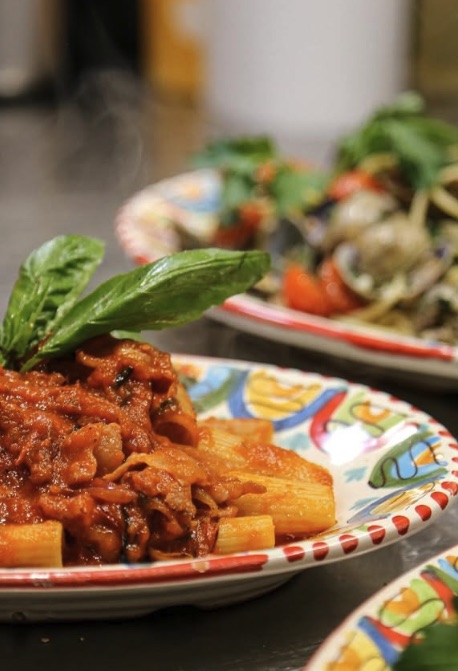 Rigatoni sauce tomate et basilic sur assiette peinte