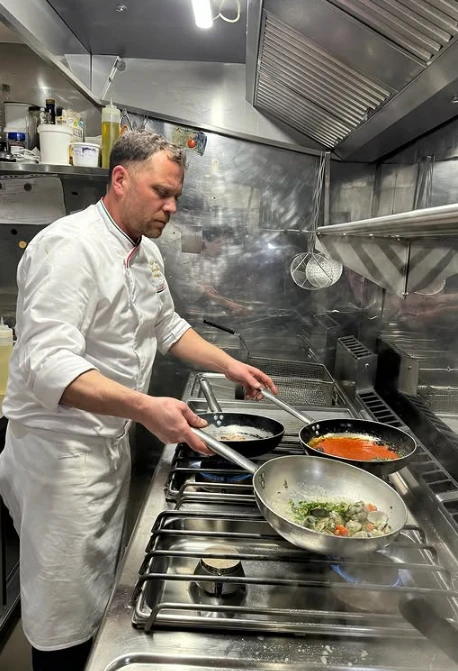 Roberto cuisine trois poêles à la fois